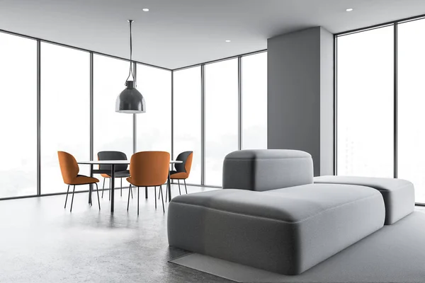 Graues Esszimmer und Wohnzimmerecke mit Sofa — Stockfoto