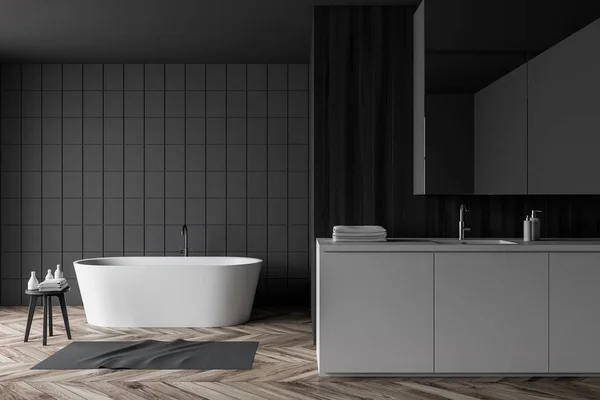 Badezimmer mit grauer Fliese und Holz, Badewanne und Waschbecken — Stockfoto