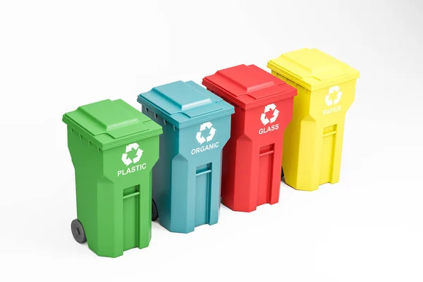 Fila de coloridos contenedores de reciclaje sobre fondo blanco —  Fotos de Stock