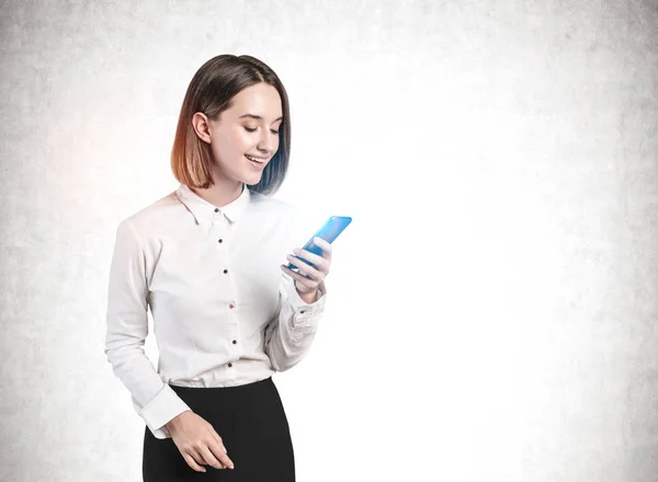 Glimlachende zakenvrouw met smartphone, mock up — Stockfoto