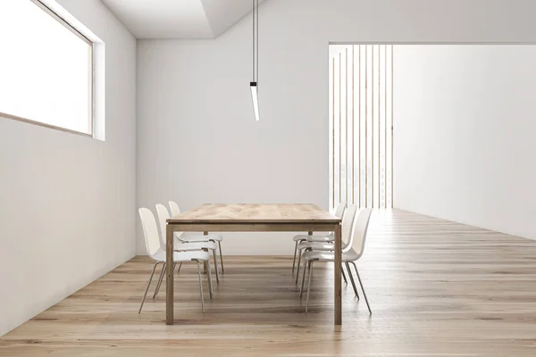 Mansarde weißes Esszimmer mit langem Tisch — Stockfoto