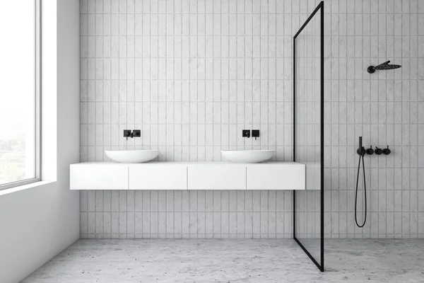 Интерьер в ванной комнате с раковиной и душем — стоковое фото
