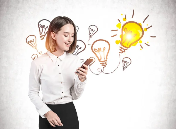 Giovane donna con smartphone e la sua brillante idea — Foto Stock