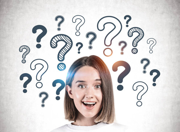 Улыбающаяся девочка-подросток с множеством вопросов
