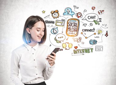 Akıllı telefonu ve sosyal medyası olan bir kadın