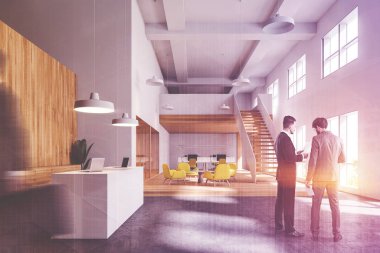 Modern ofiste resepsiyonlu insanlar