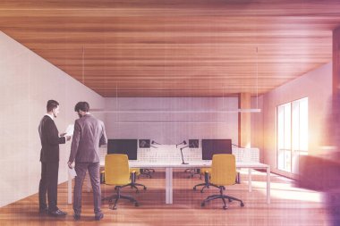 Açık uzay ofisindeki iş adamları