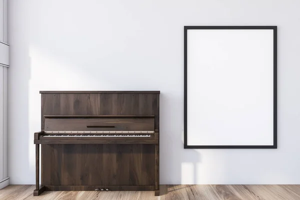 ポスター付きの白い部屋の木製ピアノ — ストック写真
