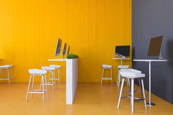 Oficina de espacio abierto amarillo y gris con taburetes — Foto de Stock