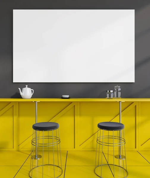 Interno pub grigio e giallo con poster — Foto Stock