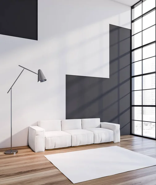 Серый и белый угол гостиной с белым диваном — стоковое фото
