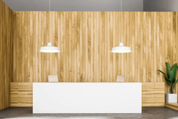 Белая стойка регистрации в деревянном офисе — стоковое фото