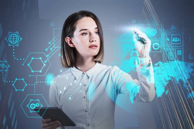 Tabletli kadın bilgi arayüzü kullanıyor