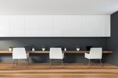 Gri açık uzay ofisinin içi dolaplarla dolu