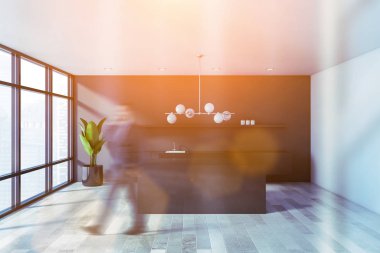 Gri beyaz mutfakta adalı bir adam