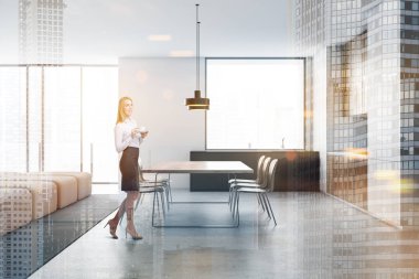 Beyaz mutfakta kanepeli bir kadın.