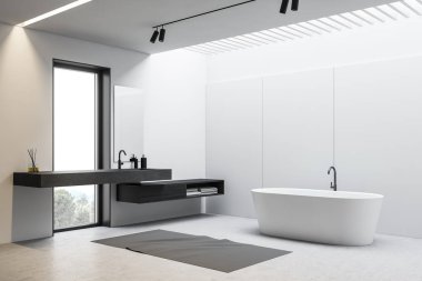 Beyaz banyonun köşesinde lavabo var.