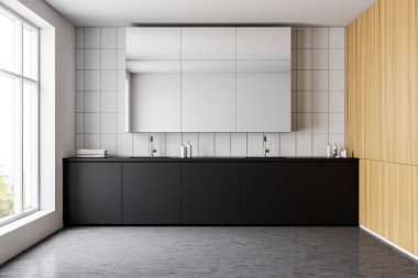 Beyaz fayans ve çift lavabolu ahşap banyo.