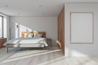 Beyaz yatak odasının içi poster çerçeveli.