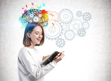 Not defteri olan mutlu öğrenci beyin fırtınası yapıyor.