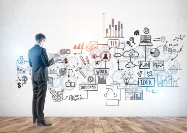 İş planına bakan gözlüklü bir iş adamı.