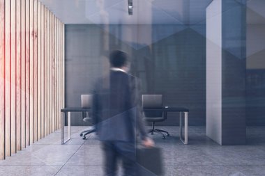 Gri açık alan ofisine giren iş adamı