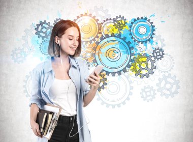 Akıllı telefonlu, gülümseyen kadın.