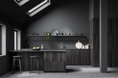 Tavan arası gri mutfak içi barla kaplı.