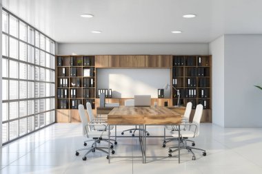 Beyaz ve ahşap kitaplıklı Ceo ofisi.
