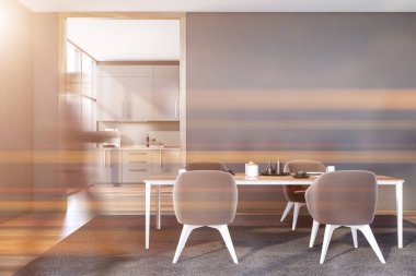 Gri yemek odasında yürüyen adam