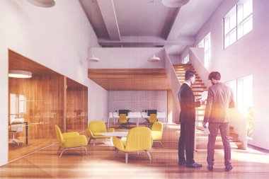 Parlak ofis bekleme salonundaki insanlar.