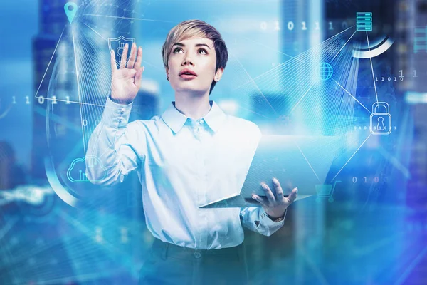 Mujer asiática con portátil usando interfaz de big data — Foto de Stock