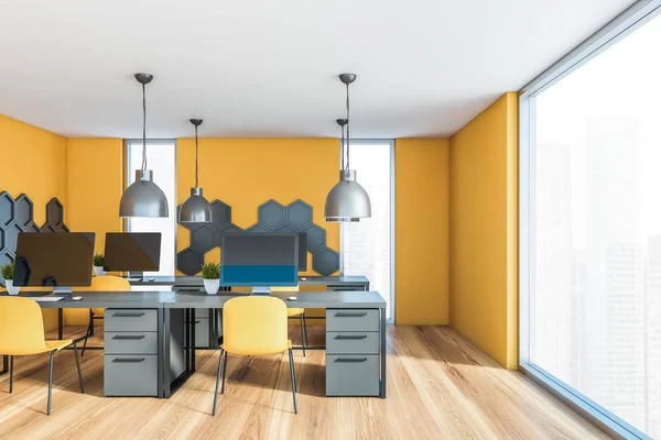 Panoramiczne żółto-szare wnętrze biura — Zdjęcie stockowe