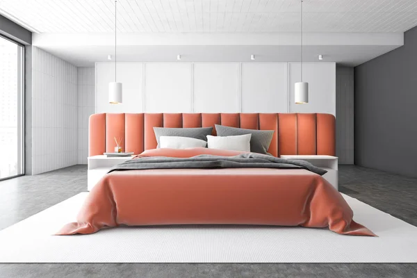 Turuncu yataklı beyaz panoramik ana yatak odası — Stok fotoğraf