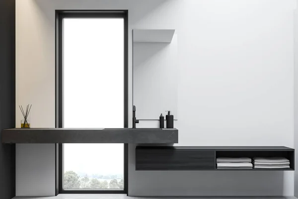 Weißer Dachboden Badezimmer Innenraum mit Waschbecken — Stockfoto