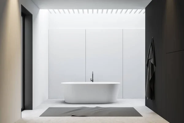 Weiß und grau minimalistisches Badezimmer mit Badewanne — Stockfoto