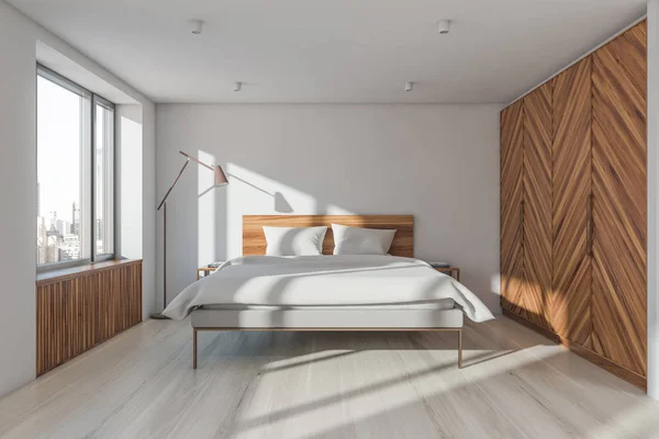 Dormitorio principal blanco y de madera con armario — Foto de Stock