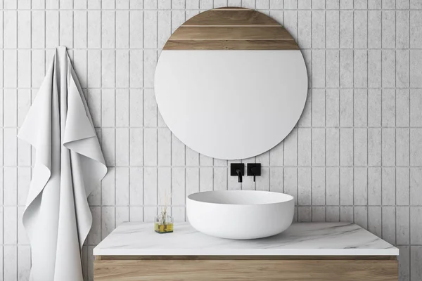 Białe płytki łazienka z umywalką i okrągłe lustro — Zdjęcie stockowe