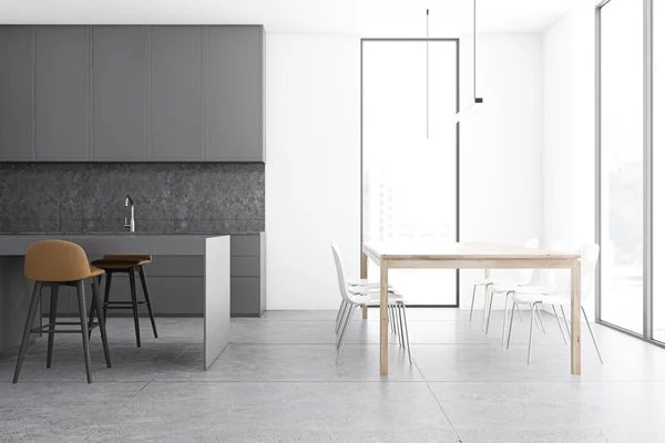 Grau-weiße Küche mit Theke und Esstisch — Stockfoto
