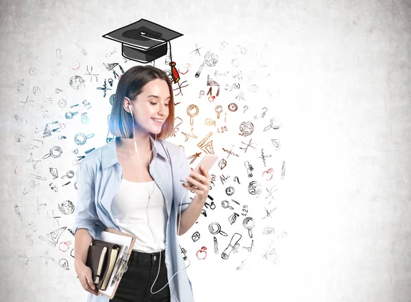 Mujer sonriente con teléfono, boceto de graduación —  Fotos de Stock