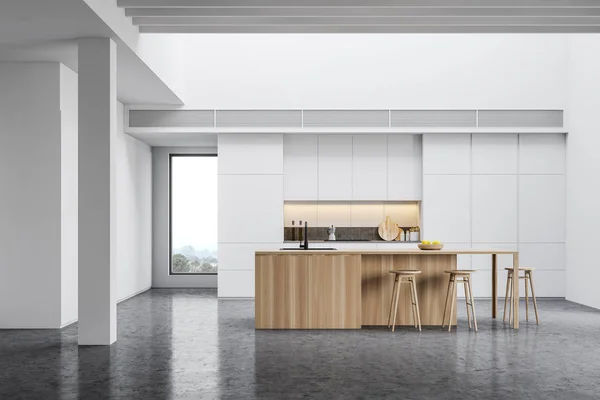 Espaçoso loft cozinha branca com bar e bancos — Fotografia de Stock