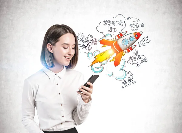 Mujer con smartphone y su proyecto de puesta en marcha — Foto de Stock