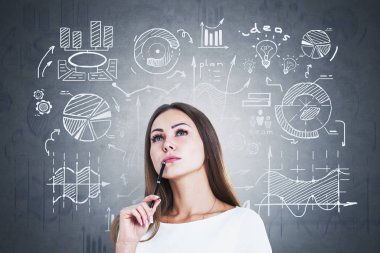 Düşünceli genç kadın, iş planı çizimi.