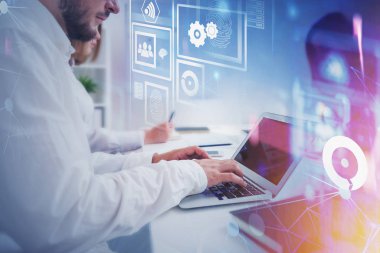 Ofisteki işadamları, bulut bilgisayar simgeleri