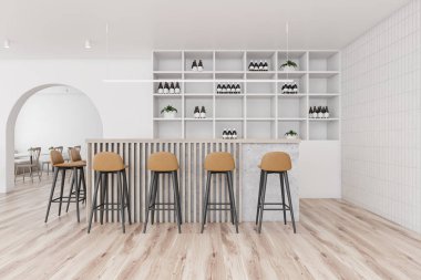Rafları olan modern beyaz bir bar.