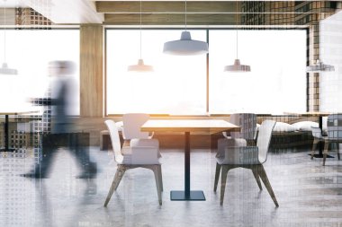 Beyaz ve ahşap restoranda yürüyen bir adam