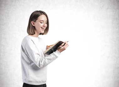 Defteri olan neşeli, sıradan bir kadın.