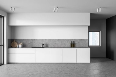 İçi beyaz ve gri mutfak tezgahlı.