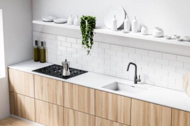 Ahşap tezgahlı beyaz mutfak manzarası