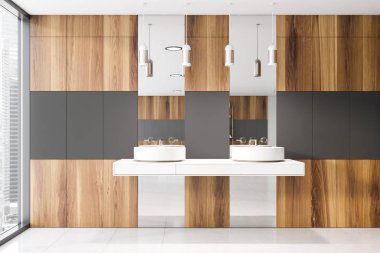 Gri ve ahşap banyo içi lavaboyla dolu